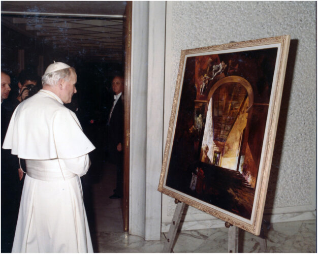 1984, il Santo Padre osserva un dipinto di Angelo Tassi in Sala Nervi a Città del Vaticano a Roma.